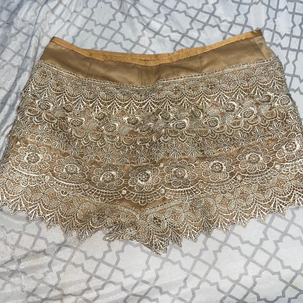 golden flower printed short skirt.